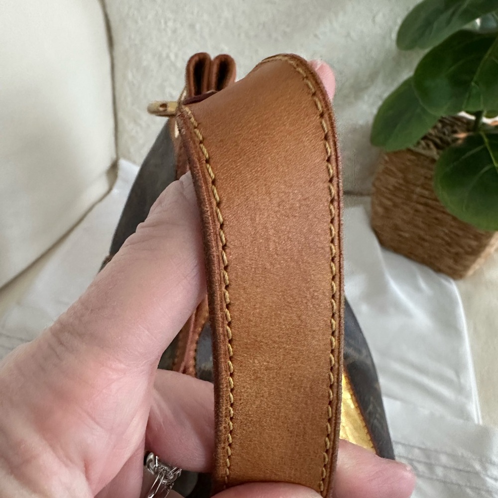 Louis Vuitton Monogram Canvas Hobo with Gold Hardware - Picture 5 of 16
